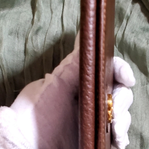 Gucci Vintage Leather Bi-Fold Wallet - Picture 5 of 10